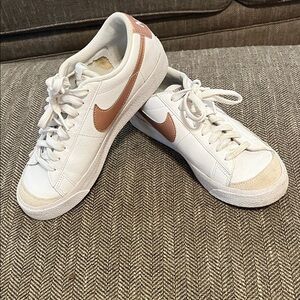 Nike youth white and rose gold sneakers